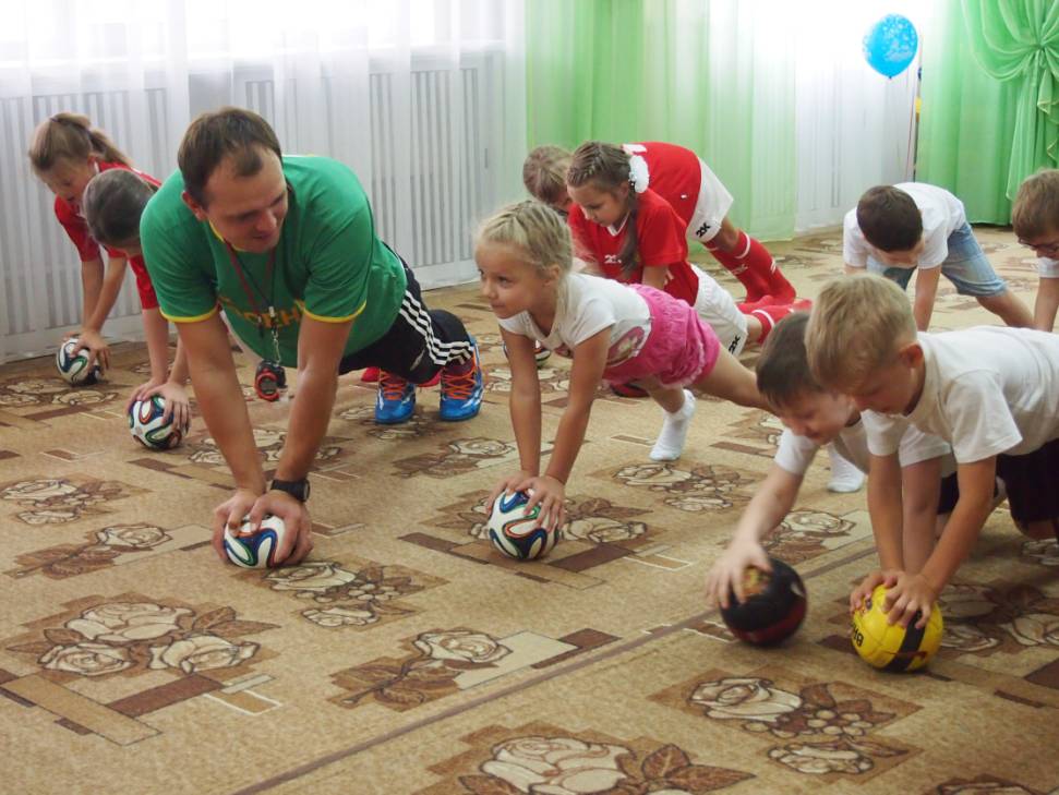 Занимаемся спортом вместе: грязинские футболисты научили дошкольников играть в футбол