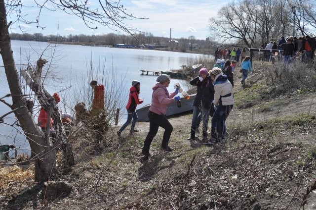 Молодежный «Экологический десант» очистил берег реки Матыра