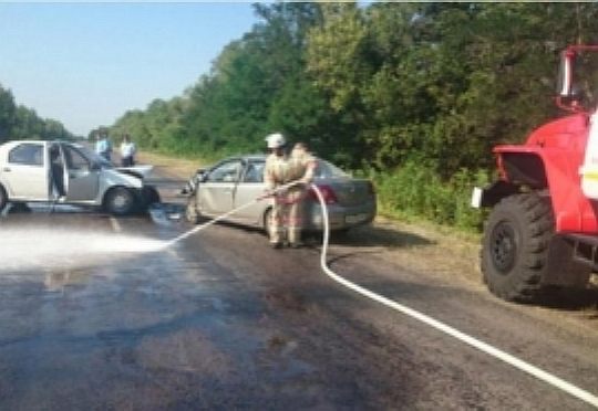 Спасатели МЧС ликвидировали последствия ДТП на трассе "Грязи - Липецк"
