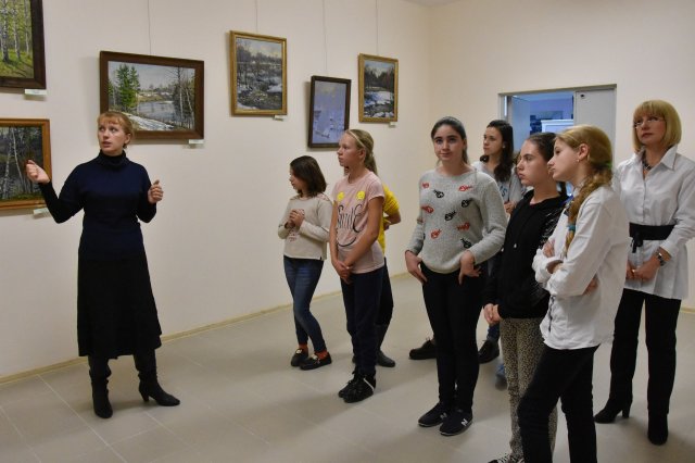Учащиеся школы искусств города Грязи посетили передвижную выставку художников