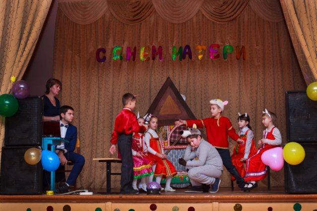 Учащиеся школы №5 города Грязи подарили мамам и бабушкам праздничный концерт