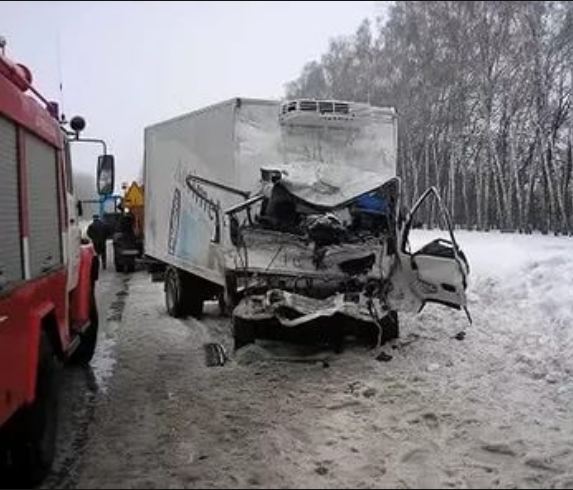 На трассе "Липецк-Грязи" столкнулись 2 грузовика
