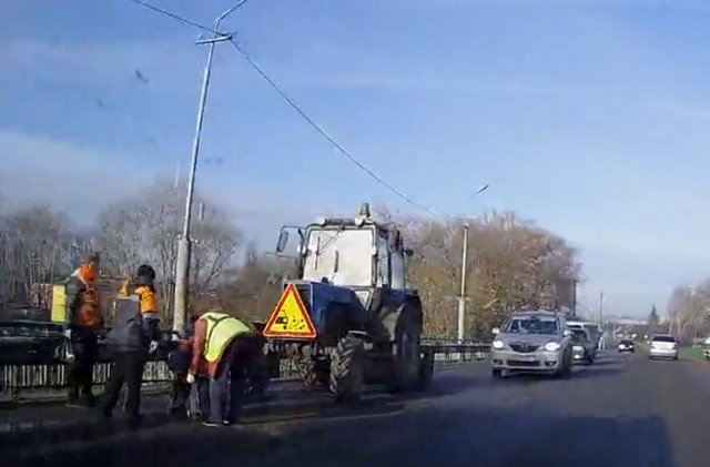 В Грязинском районе легковой автомобиль столкнулся с грузовиком