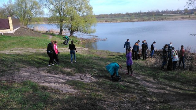 Грязинские добровольцы очистили берег реки Матыра от мусора