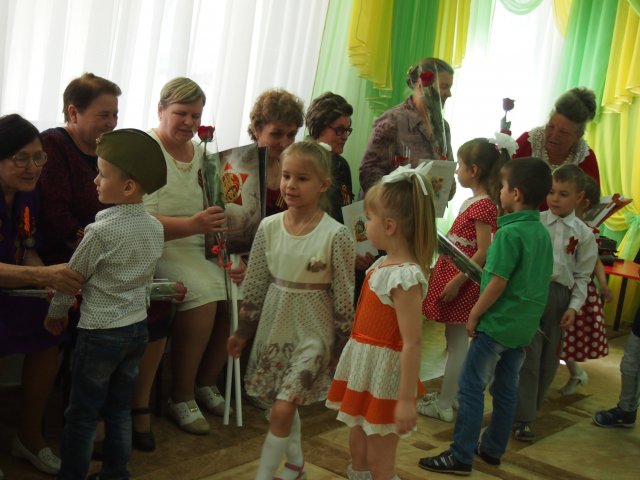 Дошкольники детского сада "Василёк" принимали в гости ветеранов войны и труда