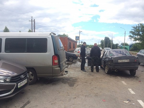 На Таволжанке в Грязях столкнулись микроавтобус и 2 легковых автомобиля