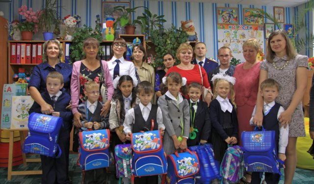 Следователи подарили портфели подшефным ребятам из школы-интерната города Грязи