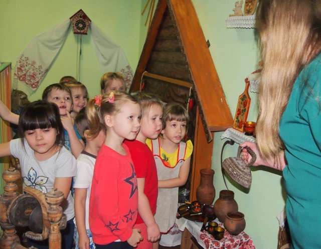 Дошкольники города Грязи посетили мини-музей «Русское наследие»