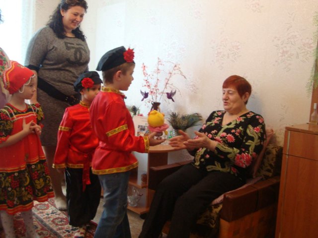 Дошкольники поздравили ветеранов труда с Пасхой