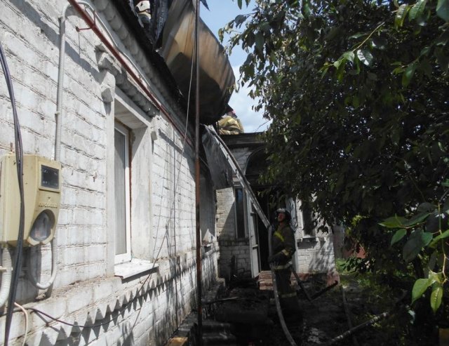 При возгорании дома в Грязях пострадал человек
