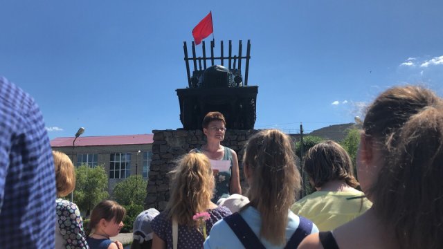 Учащиеся школы №5 провели митинг у памятника "Катюша"