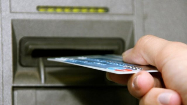 Грязинец нашёл в банкомате чужую карту и потратил с неё более 60 тысяч рублей