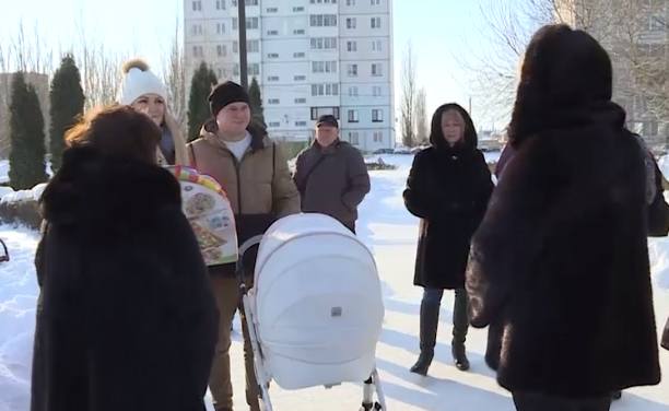 Две молодые семьи из Грязинского района первыми получили выплату за рождение ребёнка