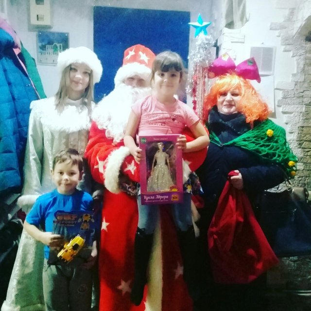 Волонтёры четвёртой школы города Грязи организовали акцию «Подари детям Рождество»