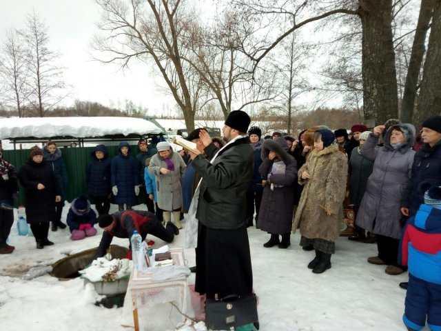 На источнике в посёлке Песковатский состоялось великое освящение воды