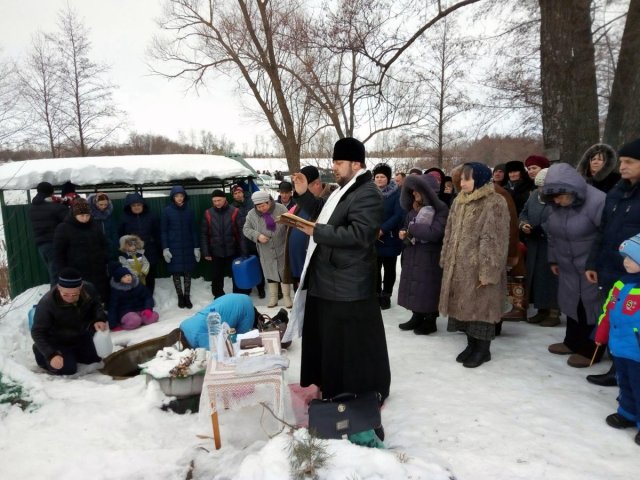 На источнике в посёлке Песковатский состоялось великое освящение воды