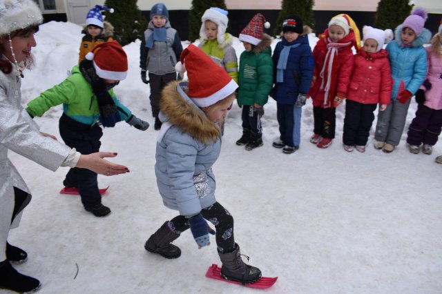 Дошколята грязинского детского сада "Родничок" пробуют зимние забавы