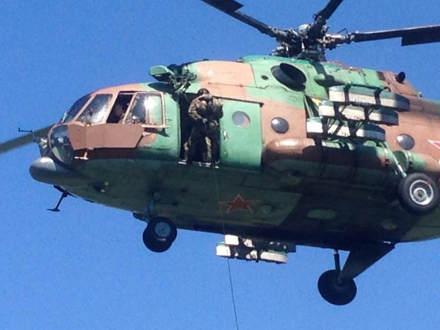 Росгвардейцы отработали элементы беспарашютного десантирование высотников с вертолета МИ – 8 в Грязинском районе