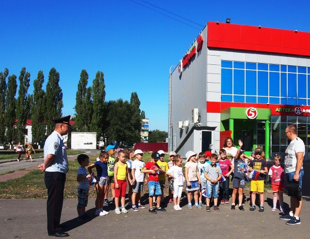 Малыши из "Василька" изучали ПДД по маршруту из дома до детского сада