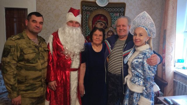Липецкие росгвардейцы поздравили отца погибшего военнослужащего с новогодними праздниками