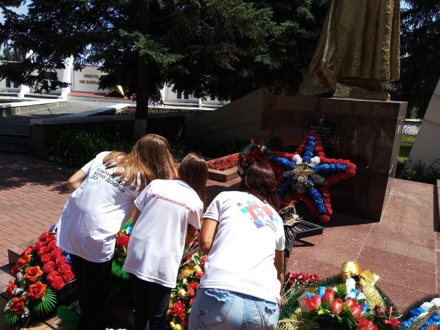В День памяти и скорби грязинцы несли к могиле неизвестного солдата цветы
