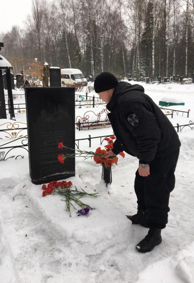 Сотрудники ОМОН Управления Росгвардии по Липецкой области почтили память боевого товарища