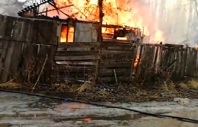 Липецкие росгвардейцы спасли семью из горящего дома