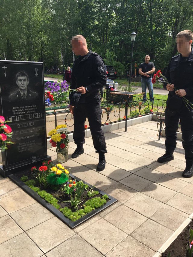 Сотрудники ОМОН Управления Росгвардии по Липецкой области почтили память боевых товарищей