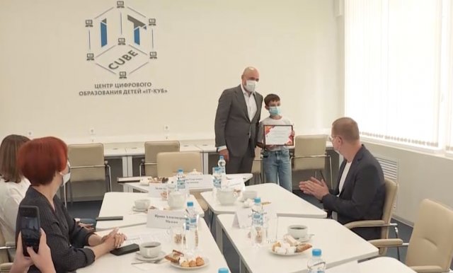 Липецкие победители международных детских соревнований по робототехнике получили грамоты от Игоря Артамонова