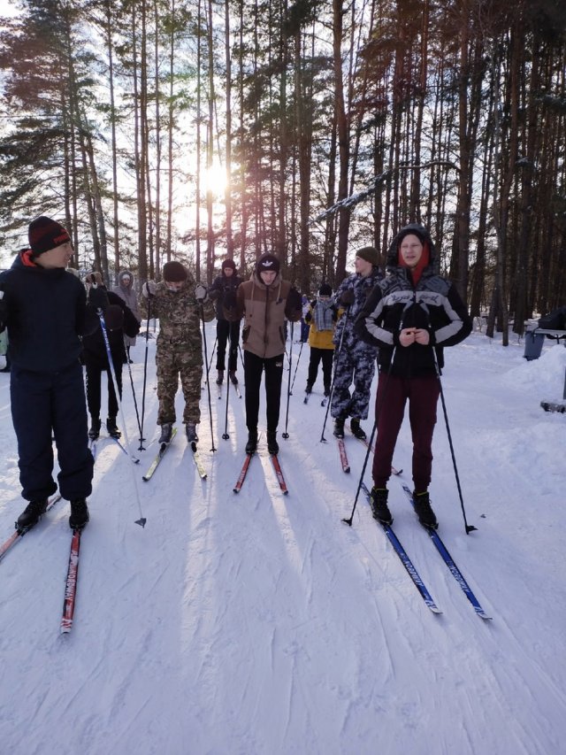 Грязинцы совершили лыжный марш-бросок в сосновый лес