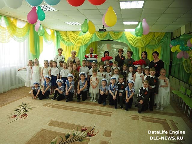  27 апреля 300 гвоздик были переданы воспитанниками  детского сада  №9 «Василек» сотрудникам Центра защиты населения