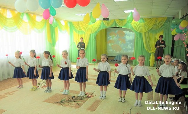  27 апреля 300 гвоздик были переданы воспитанниками  детского сада  №9 «Василек» сотрудникам Центра защиты населения