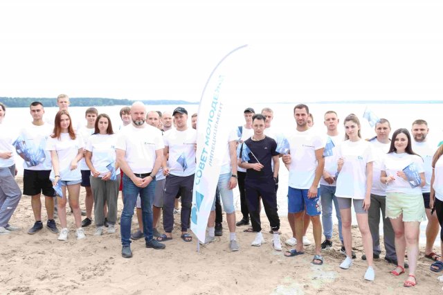 Перед днём строителя активисты Совета молодёжи  Липецкцемента расчистили пляж на Матырском  водохранилище.