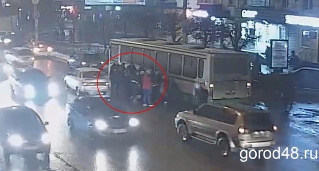 61-летнего мужчину доставали из-под середины автобуса «Липецк-Грязи»