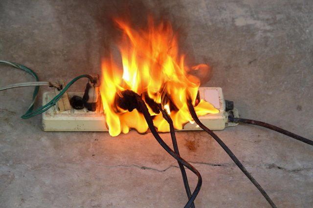 Из-за плохой электропроводки возникает большинство пожаров