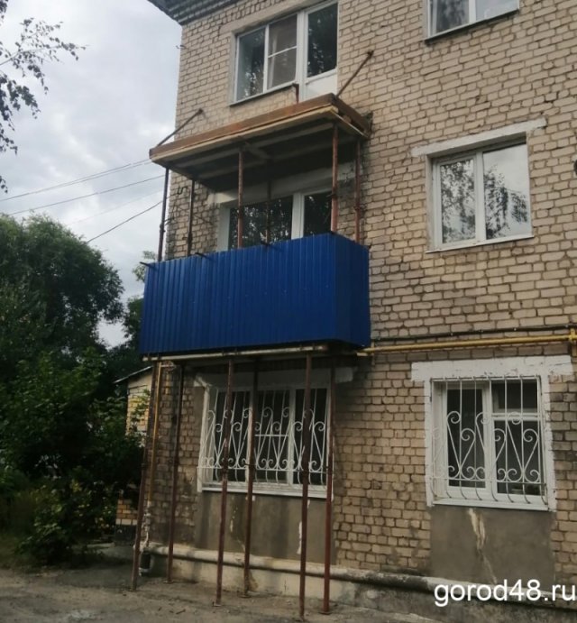 Выход на соседний с обрушившимся балкон в Грязях запрещали ещё три года назад