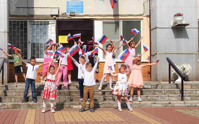 Дошкольники отметили праздник, посвященный Дню флага России