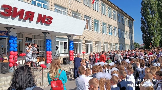 Дошкольники поздравили учителей и учеников гимназии №3 с Днем знаний