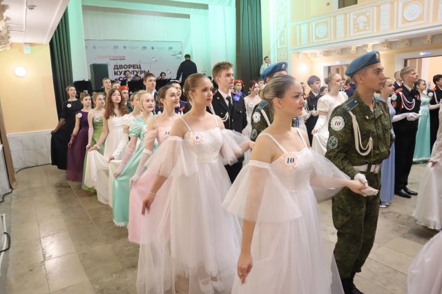 19 октября в большом зале Липецкого дворца культуры «Сокол» состоялся областной кадетский бал «Виват, кадет!»