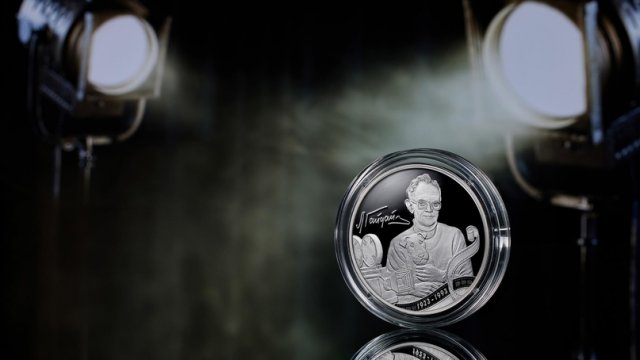 Банк России выпустил монету с Леонидом Гайдаем